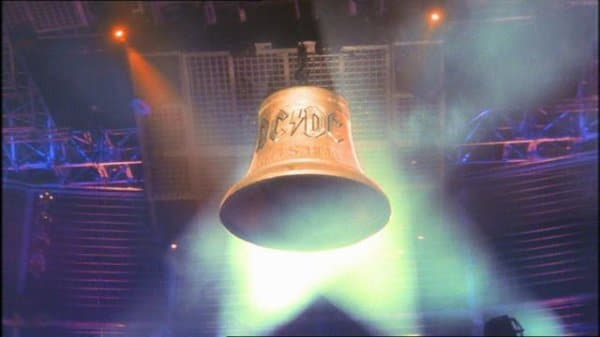 "Hells Bells" AC/DC. La cloche pendue au dessus de la scène pesait 1 tonne... - ac dc