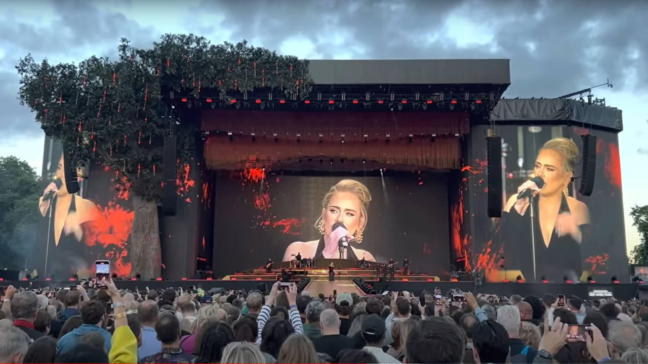 Le beau geste d&rsquo;Adele: Elle interrompt son concert pour secourir un fan qui fait un malaise.