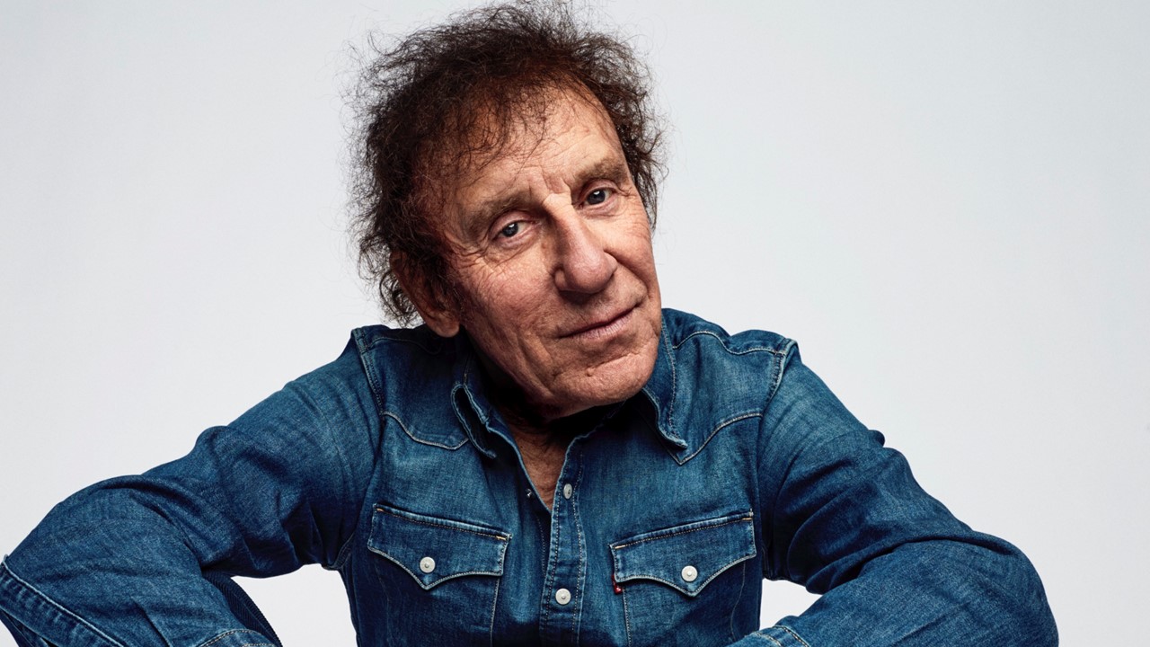 Un jour un destin à Alain Souchon. Son premier 45 Tour Je suis un voyageur fut un échec.