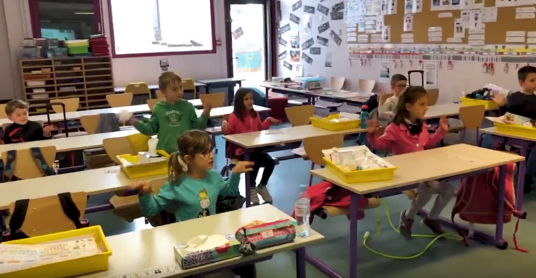 Quelle chanson apprennent les enfants dans les écoles en ce moment ?