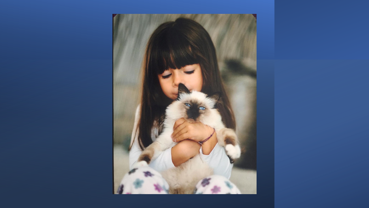 Alizée diffuse des photos d&rsquo;Annily, sa fille aînée, dans les bras de leur chat Easy, qui vient de mourir.