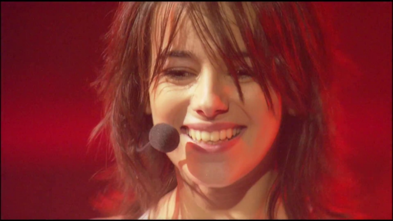 Quand Alizée chantait sur scène J'ai pas vingt ans une chanson écrite par Mylène Farmer. - alizee 1 1