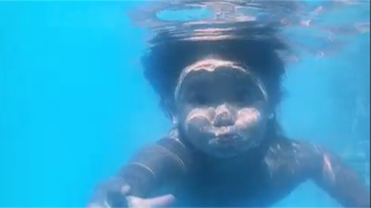 Alizée nous fait découvrir sa fille Maggy nageant sous l&rsquo;eau grands yeux ouverts.