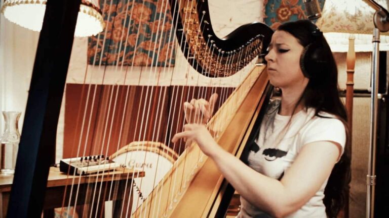 Amy Turk se spécialise dans les reprises de titre Rock/Pop à la harpe! - amy turk