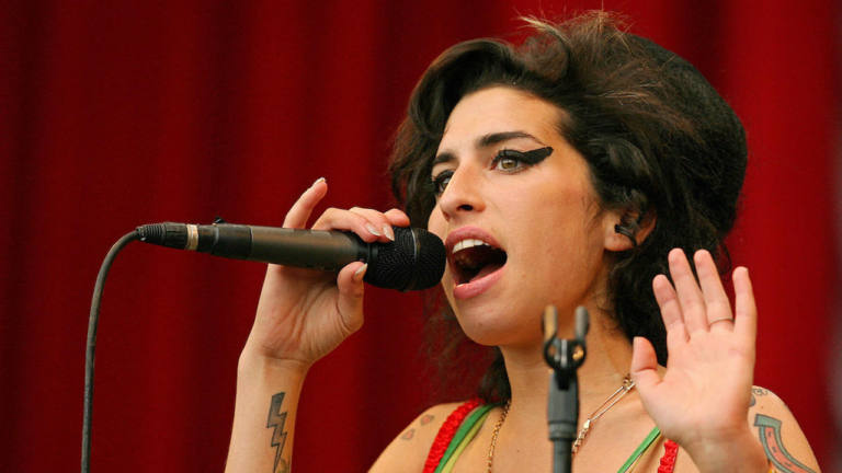Amy Winehouse : Sortie Vinyle de son mythique concert de Glastonbury. - amy x