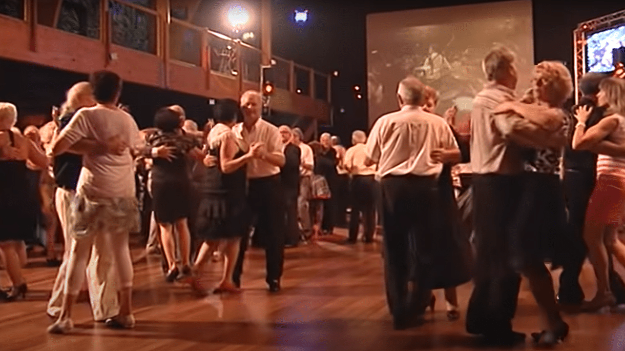 Bientôt les anciens vont aussi pouvoir retourner danser.