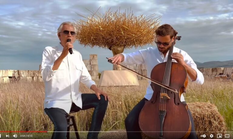 Andrea Bocelli chante "Melodramma" accompagné par le violoncelliste Stjepan Hauser - andrea bocelli hauser