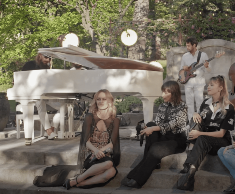Angèle et Vanissa Paradis chantent pour Chanel aux Baux de Provence - angele 2