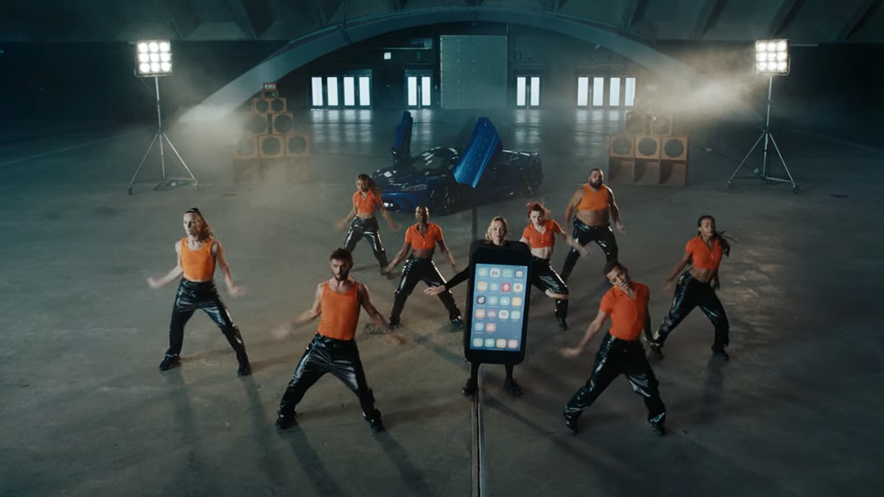 Entdecken Sie Angèles neues Musikvideo „Amour Haine et Danger“ Folgen