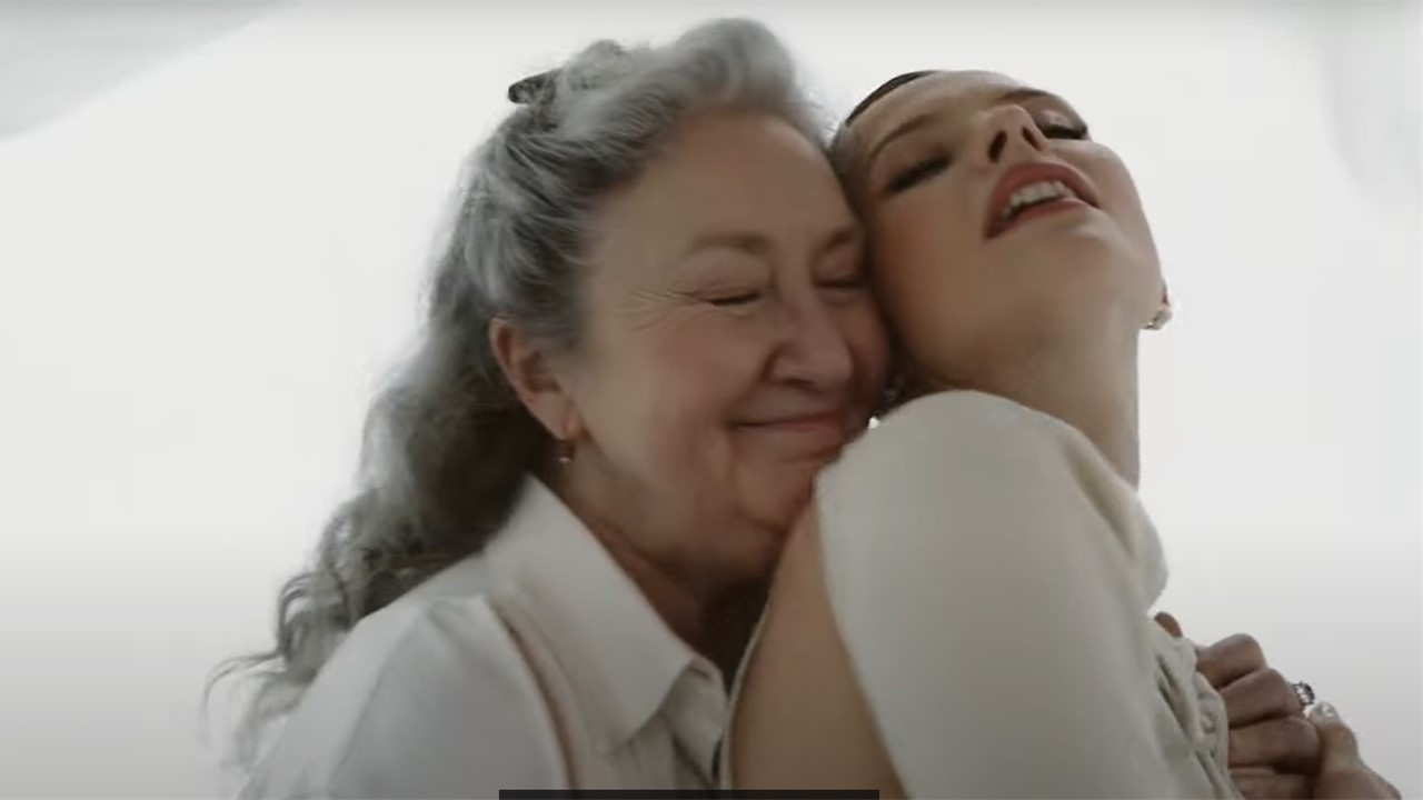 Angèle dévoile son nouveau clip touchant « Le temps fera les choses »