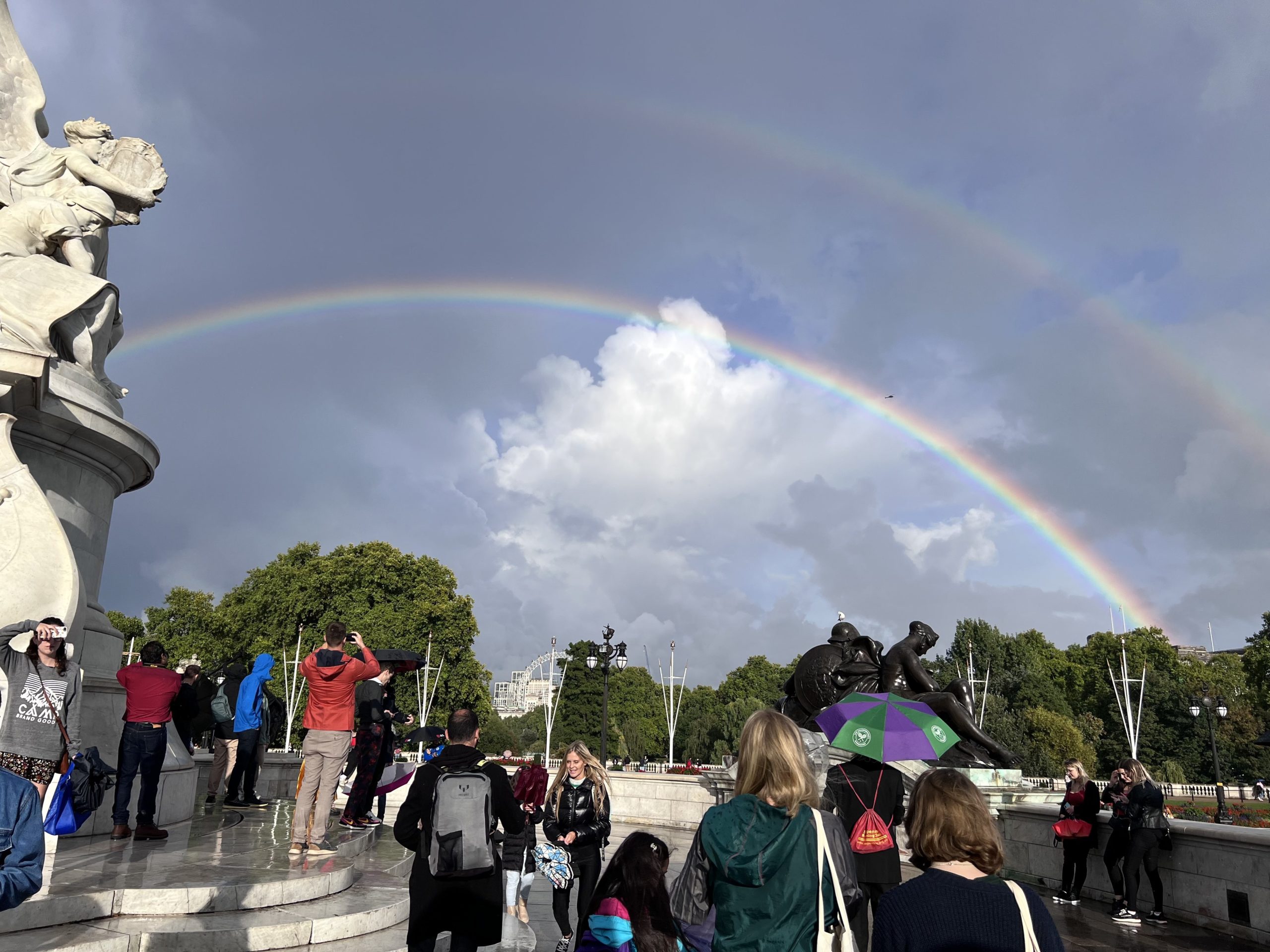 Elizabeth II : Ce moment étonnant juste avant l&rsquo;annonce de sa mort et l&rsquo;apparition d&rsquo;un double arc-en-ciel