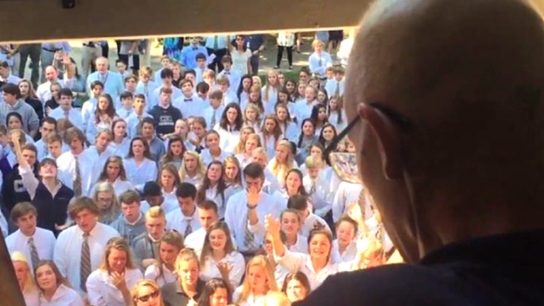 Quand 400 étudiants chantaient sous la fenêtre de leur prof atteint d’un cancer... - arios