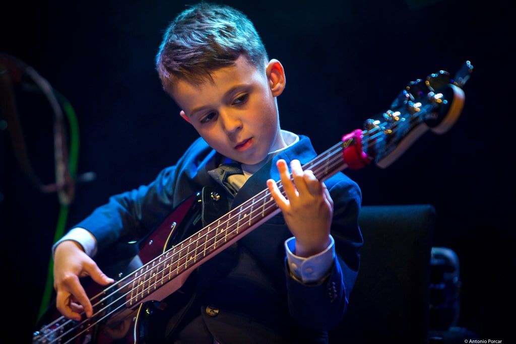 A 9 ans, Aron Hodek est un petit prodige de la basse.