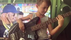 A 9 ans, Aron Hodek est un petit prodige de la basse. - aron