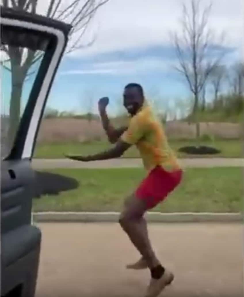 Around the World avec Cousin Skeether