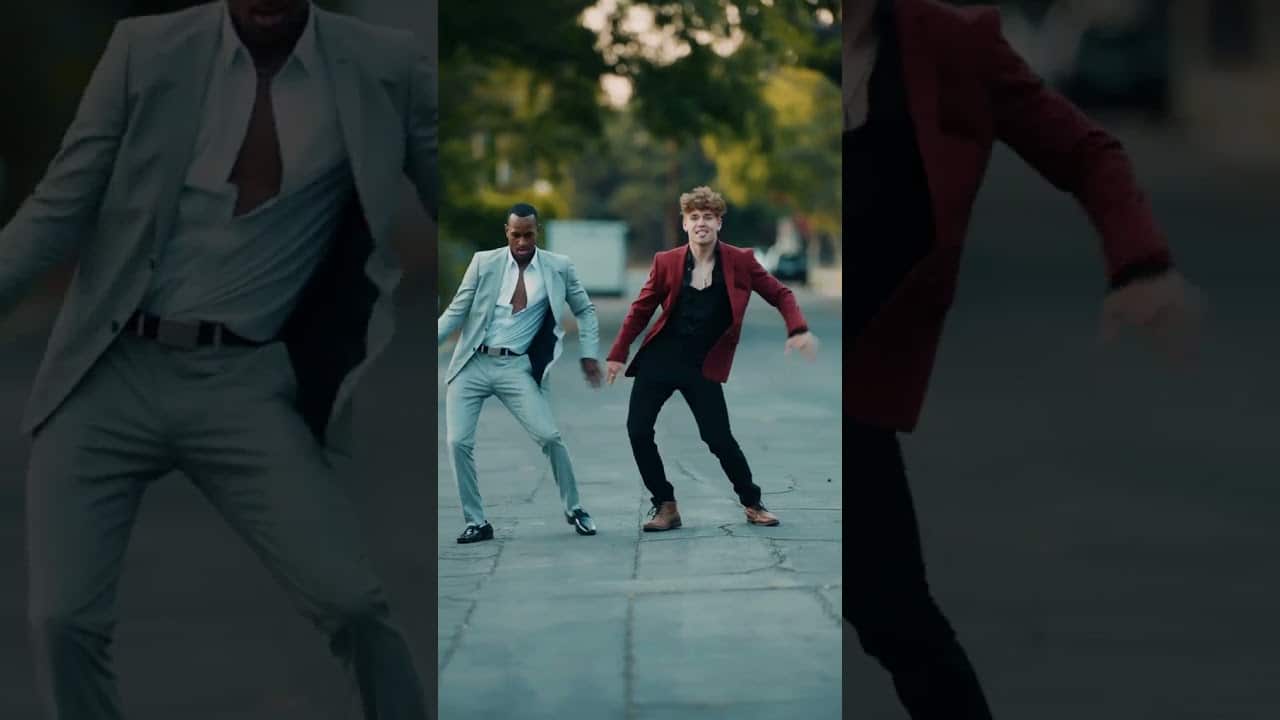 Et soudain, 2 jeunes passants se mettent à danser sur « Stayin&rsquo;Alive »