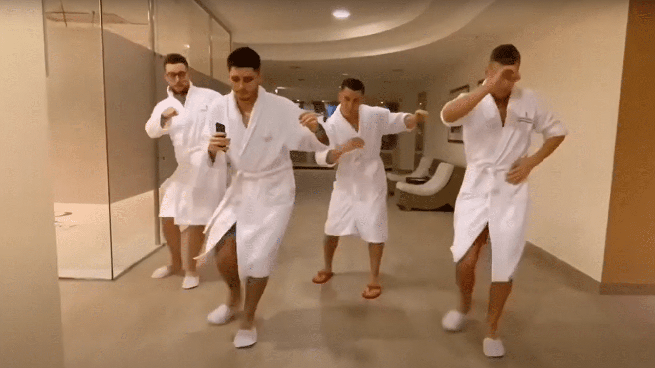 Line Dance : Bachata originale en peignoir et pantoufles les mecs !