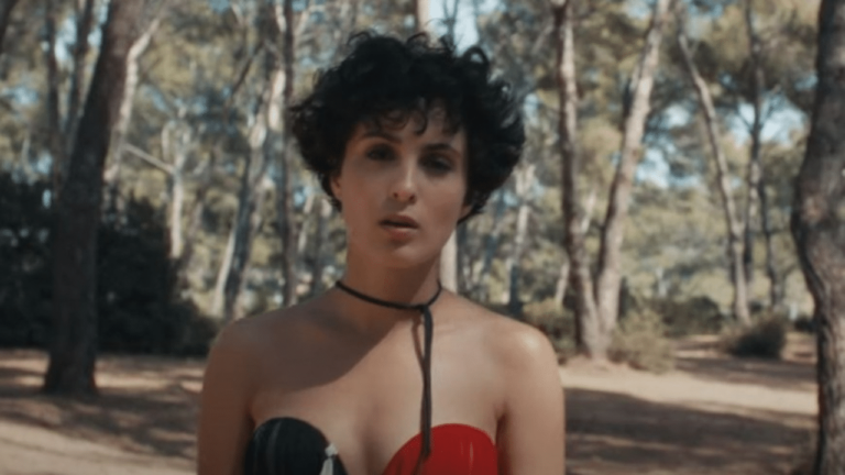 Barbara Pravi sort l'album "On n'enferme pas les oiseaux" et le clip "Saute" - barbara pravi 1