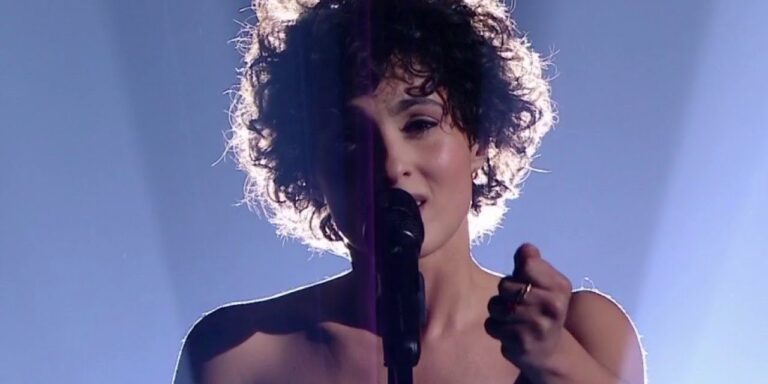 Barbara Pravi (Eurovision 2021) reprend "Comme d'habitude" - barbara pravi