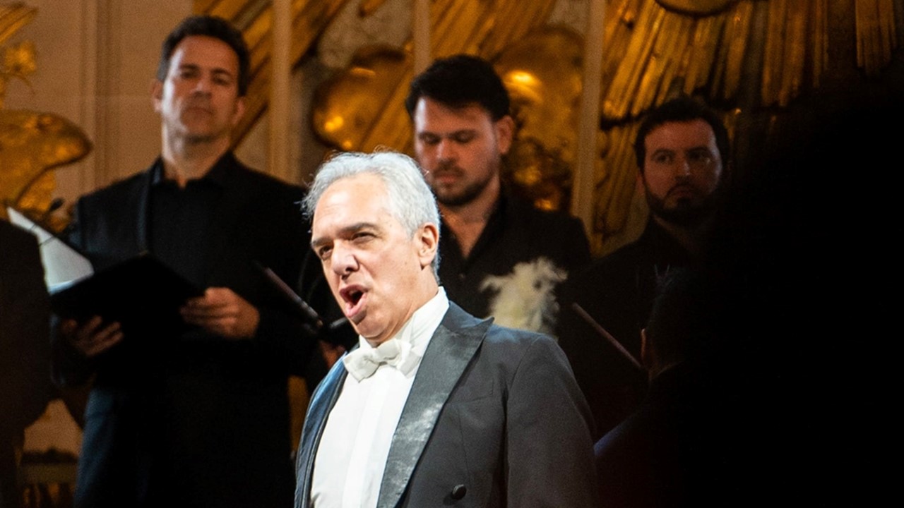 Le baryton Alejandro Meerapfel fait un malaise et décède sur scène en pleine retransmission télévisée.