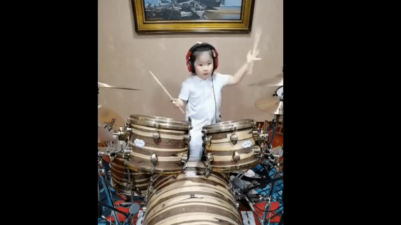 Une petite fille qui a le rythme dans la peau !