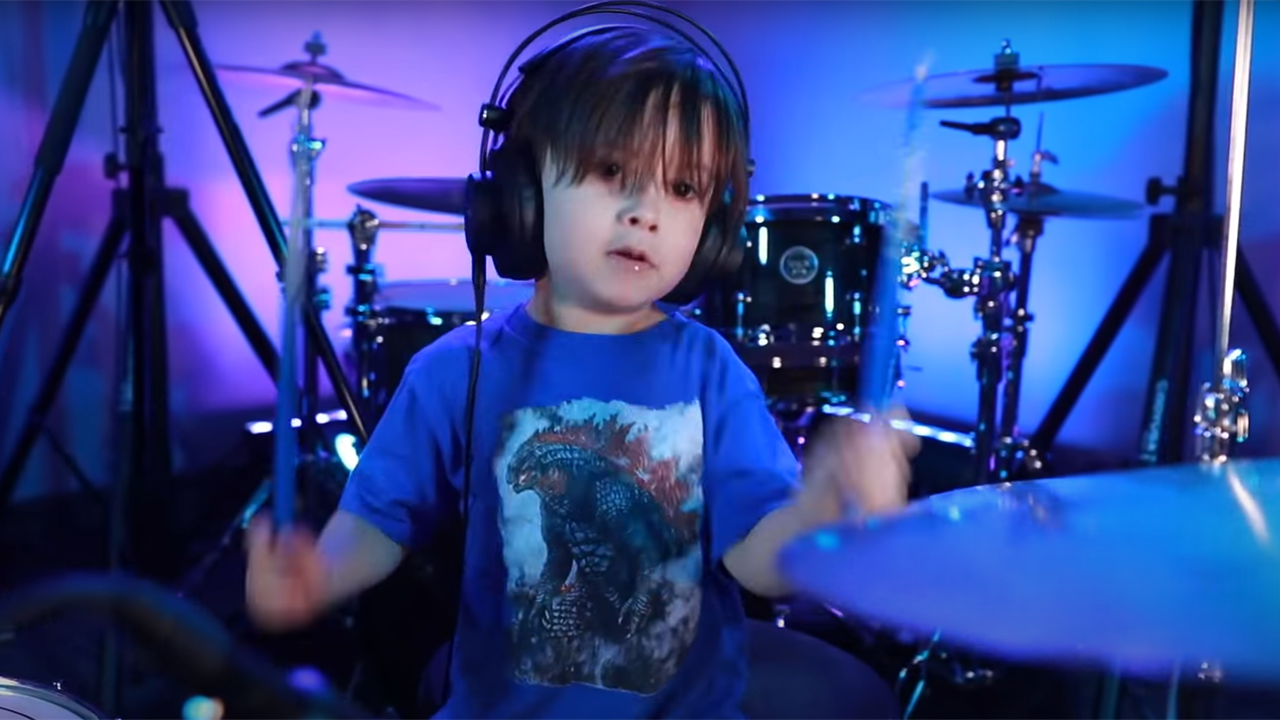 Cover : Un enfant de 4 ans surdoué de la batterie joue « Hysteria » de Muse