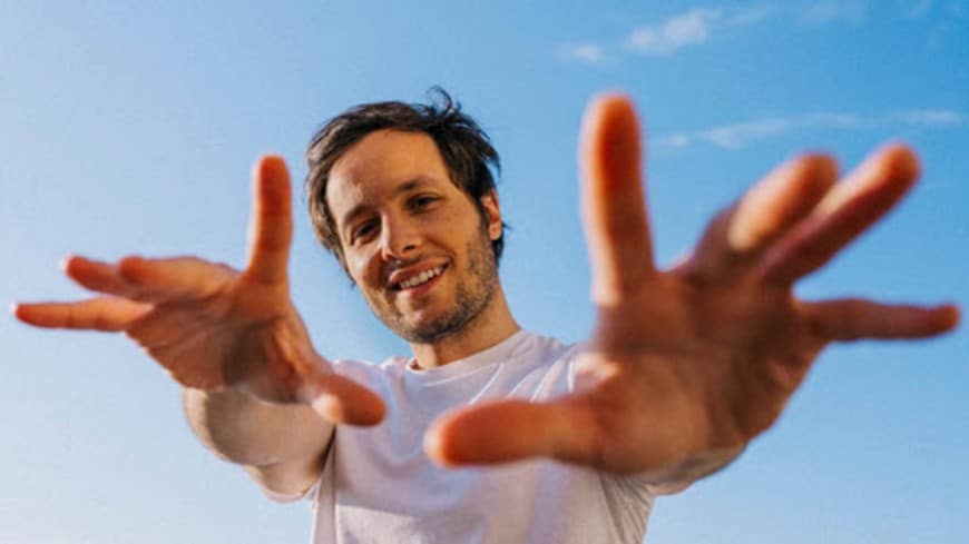 Découvrez le nouveau titre de Vianney « Beau papa »