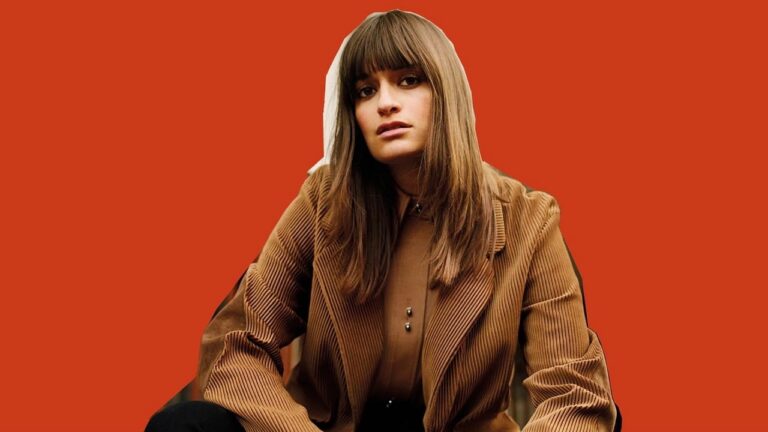 Clara Luciani "Beaux" le générique de la série "L'école de la vie" - beayux