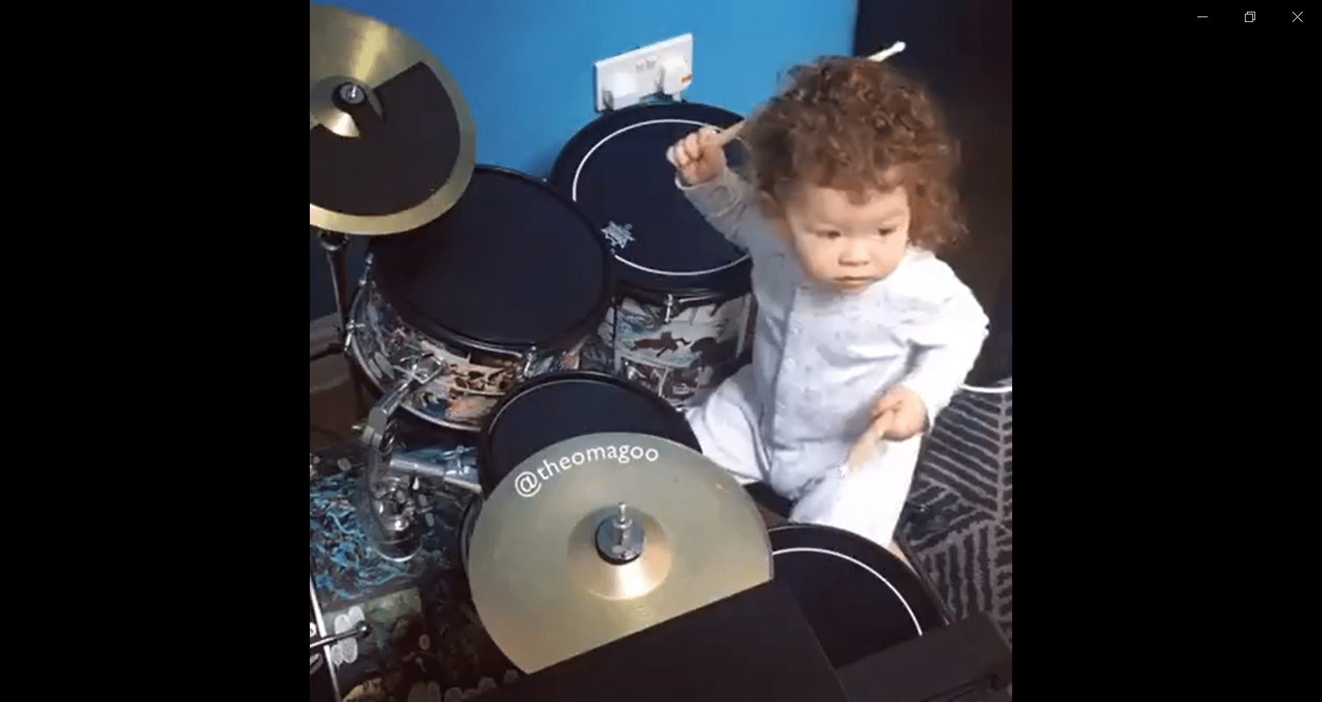 enfant bas age à la batterie