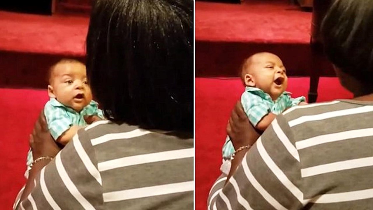 Un adorable bébé essaie de se joindre à sa mère qui chante à l&rsquo;église !