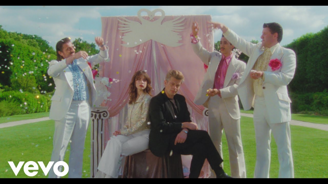 Benjamin Biolay et Adé sortent le clip de « Parc fermé »