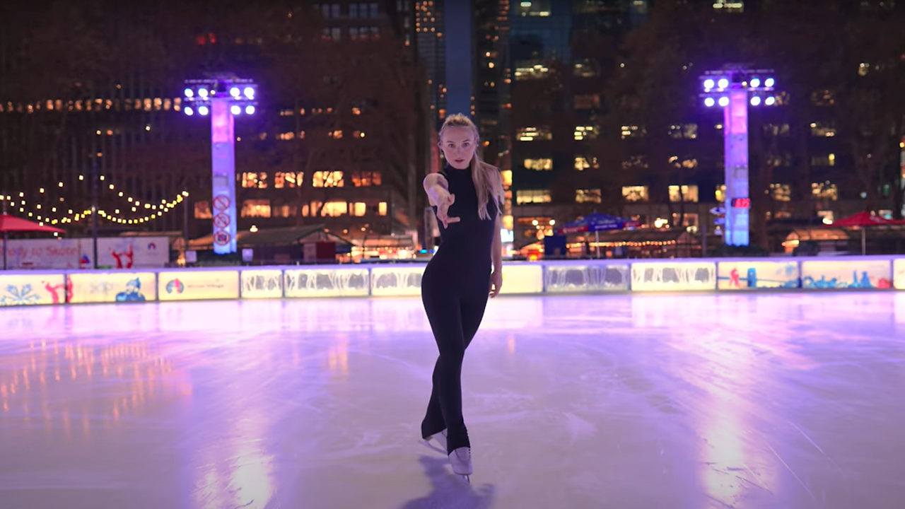 L&rsquo;estonienne Johanna Allik nous fait danser sur la glace de New York accompagnée der Billie Eilish – No Time To Die