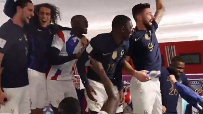 Le vestiaire des bleus en folie ! Ils chantent tous "Freed from Desire" - bleus 4