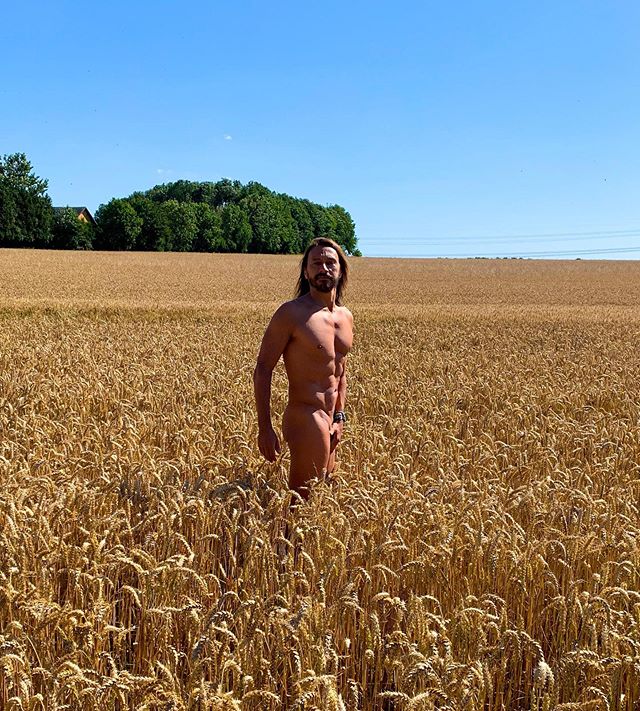 Bob Sinclar fait la Une, nu dans un champ de blé... - bob sinclar