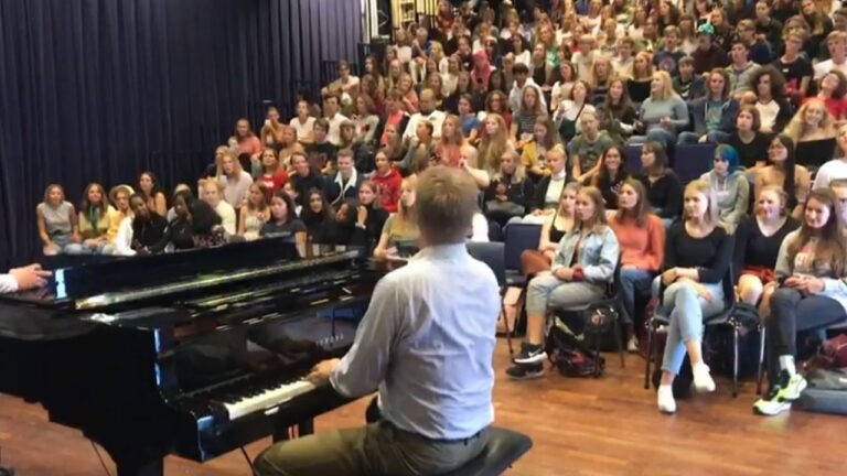 Quand 240 étudiants chantent "Bohemian Rhapsody" - bohemian rapsody 1