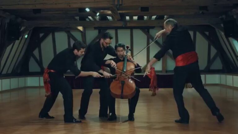 Quatre violoncellistes jouent le "Bolero de Ravel" sur un seul instrument ! - bolero de ravel