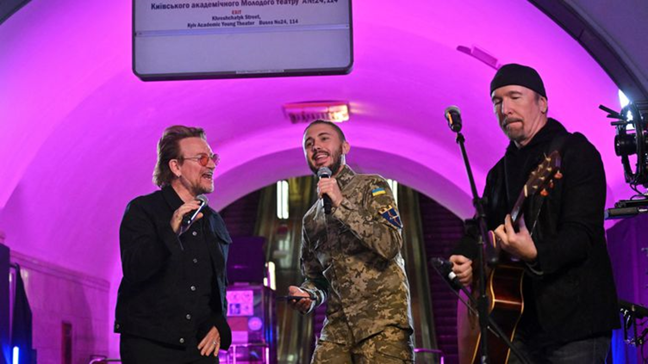 Bono et The Edge du groupe U2 ont donné un concert dans le métro de Kiev.