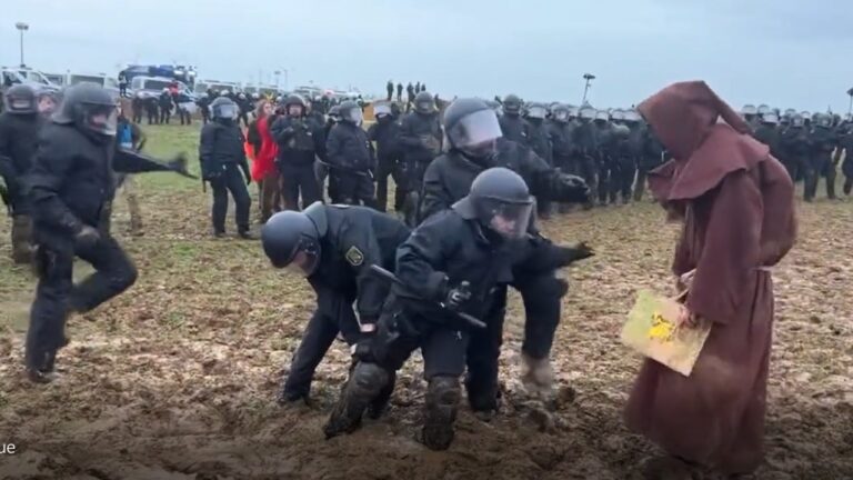 La police s'enlise face aux manifestants anti charbon allemands - boue