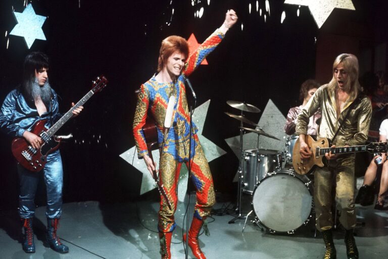 Pub Chanel: Ecoutez la version complète de "Starman" David Bowie - bowie0