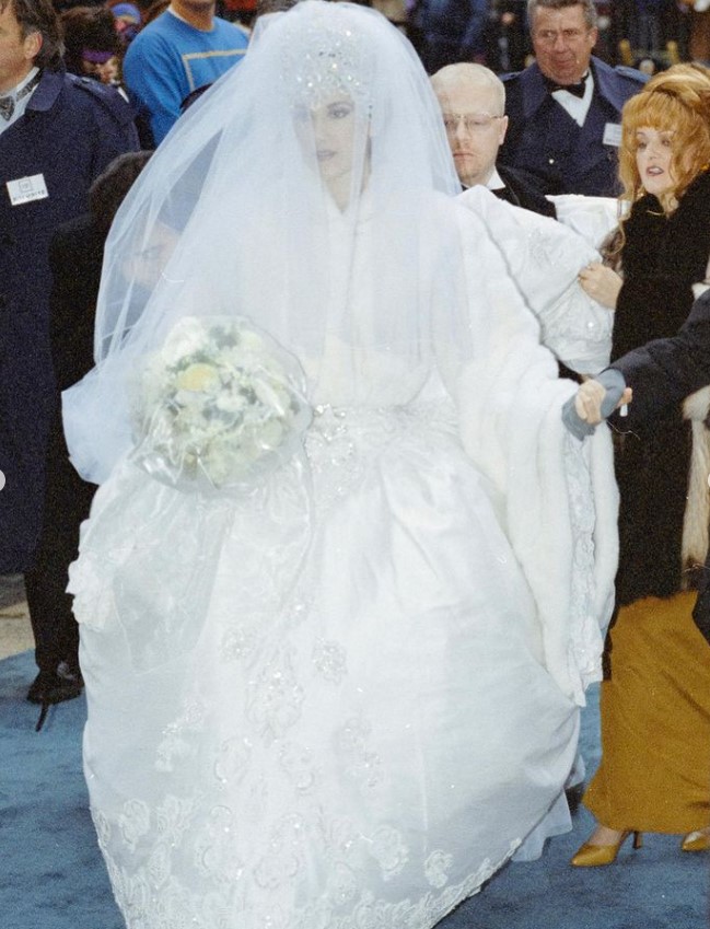 Diaporama de Céline Dion en mariée. C'était le 19 décembre 1994 - c3 1