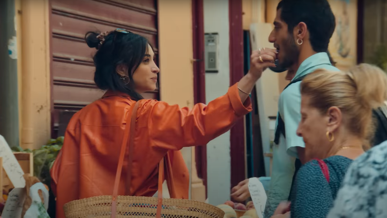 Camélia Jordana sort le clip de « Mon roi » réalisé par elle-même.