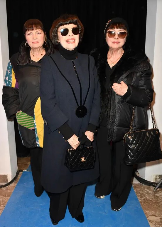 Un trio inattendu au défilé Fashion Week: Mireille Mathieu et deux de ses sœurs. - capture decran 2023 03 08 175704