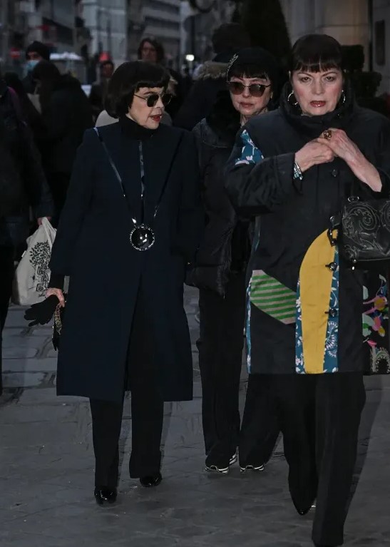 Un trio inattendu au défilé Fashion Week: Mireille Mathieu et deux de ses sœurs. - capture decran 2023 03 08 175720