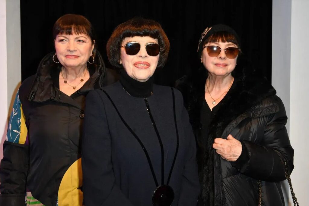Un trio inattendu au défilé Fashion Week: Mireille Mathieu et deux de ses sœurs. - capture decran 2023 03 08 175736