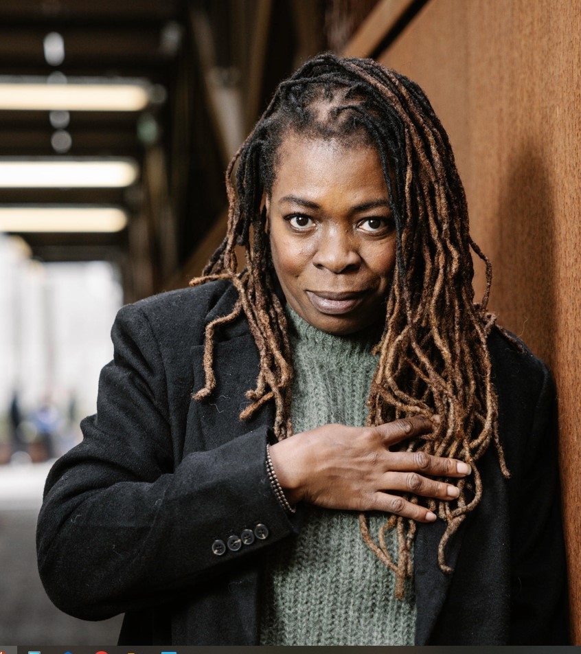 Bon anniversaire à Princess Erika (59 ans) – « Faut qu&rsquo;j&rsquo;travaille »