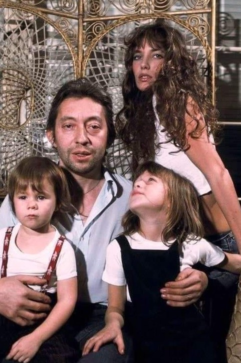 Serge Gainsbourg, Jane Birkin, Charlotte et Kate Barry. - capture decran 2023 04 13 004505