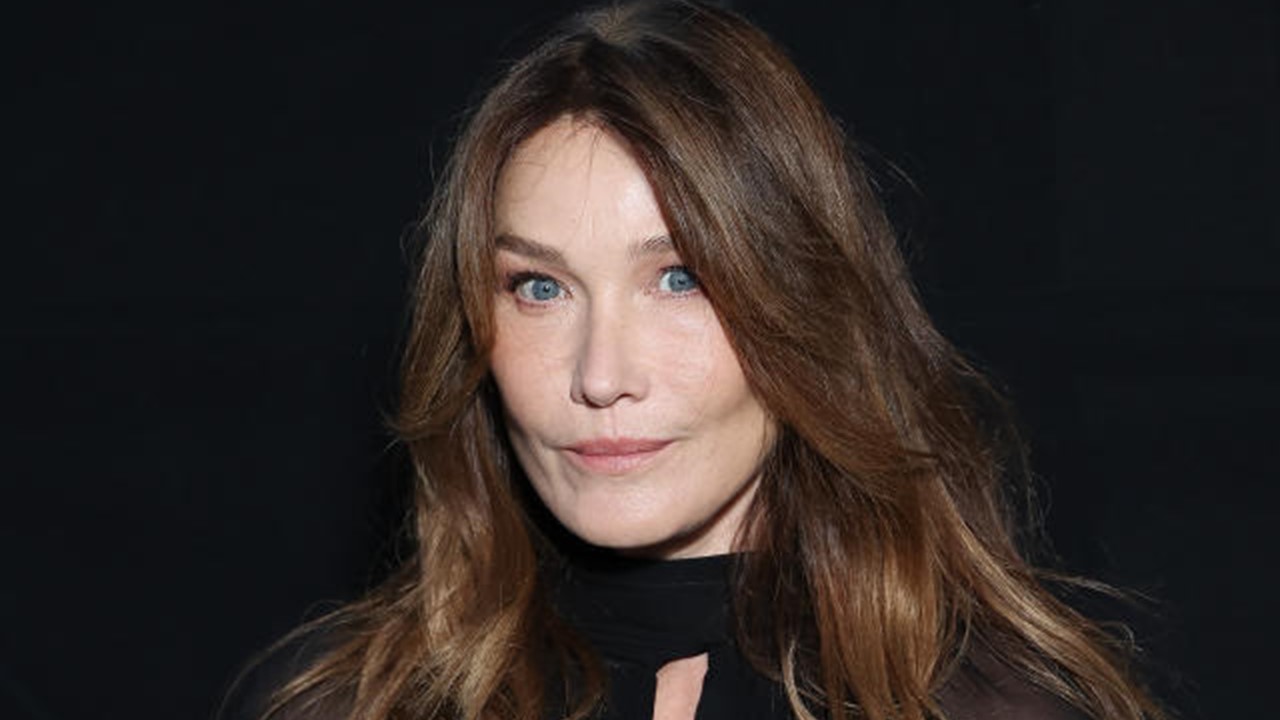 Carla Bruni révèle avoir été diagnostiquée d&rsquo;un cancer du sein et envoie un message poignant