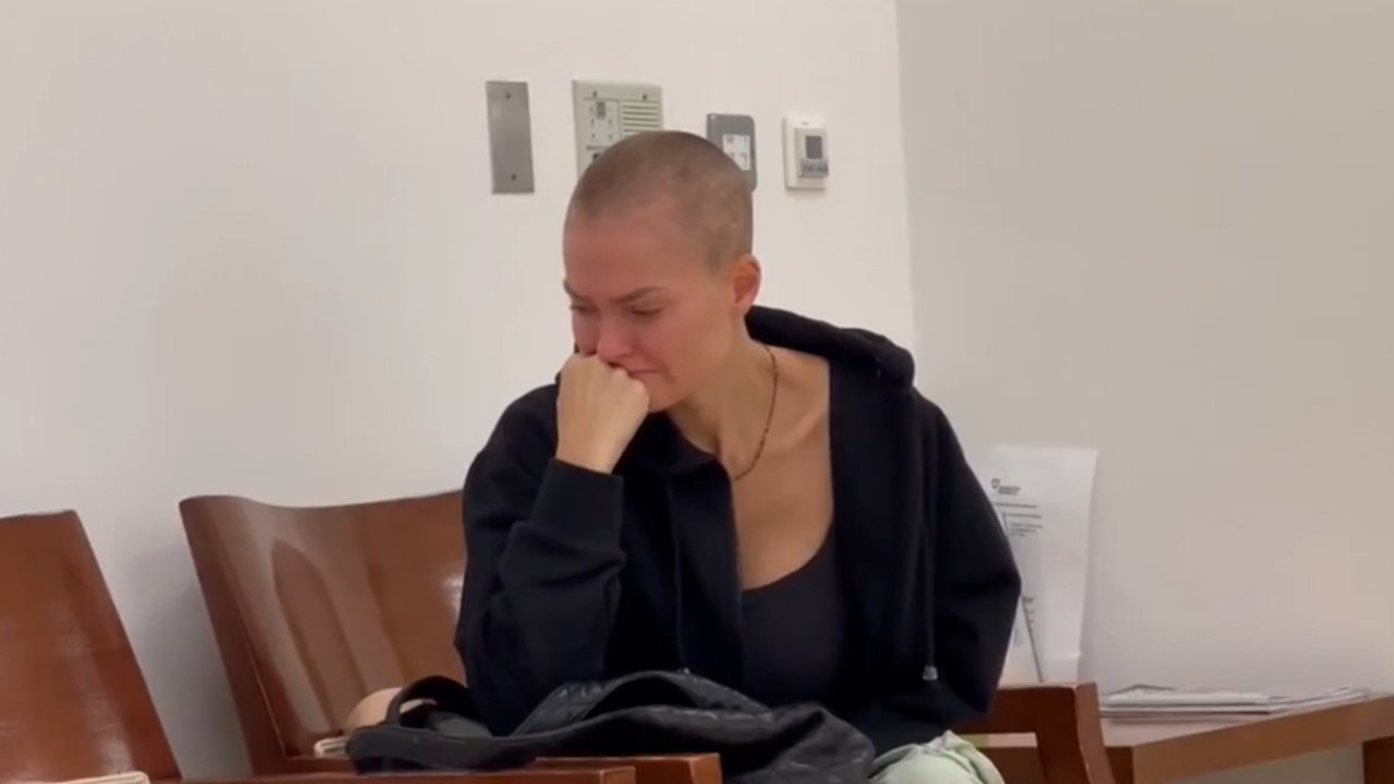 Atteinte d&rsquo;un cancer, Caroline Receveur, en larmes et crâne rasé, se confie dans une vidéo « choc » !