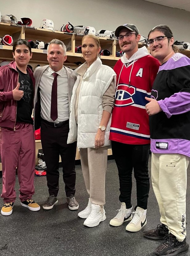 Découvrez Céline Dion et ses fils dans une vidéo filmée le 30 octobre dans les vestiaires de hockeyeurs canadiens. - celine dion3 1