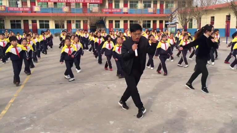 En Chine, un directeur d'école profite des pauses pour faire danser les élèves - chine